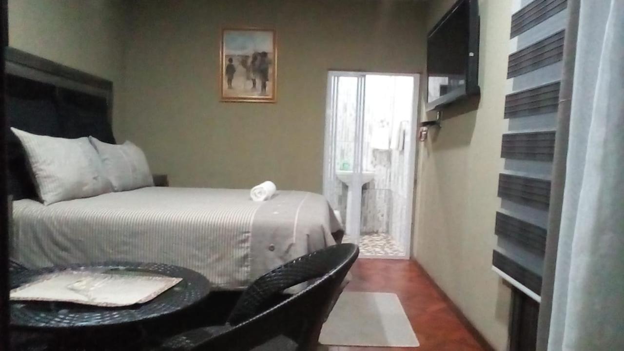 Хостел Authentic Bicycle Tours And Backpackers Совето Екстер'єр фото