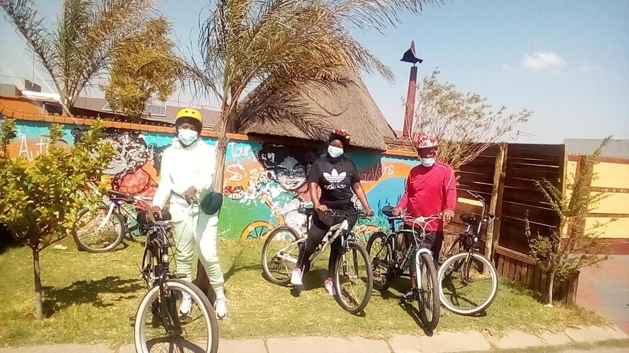 Хостел Authentic Bicycle Tours And Backpackers Совето Екстер'єр фото