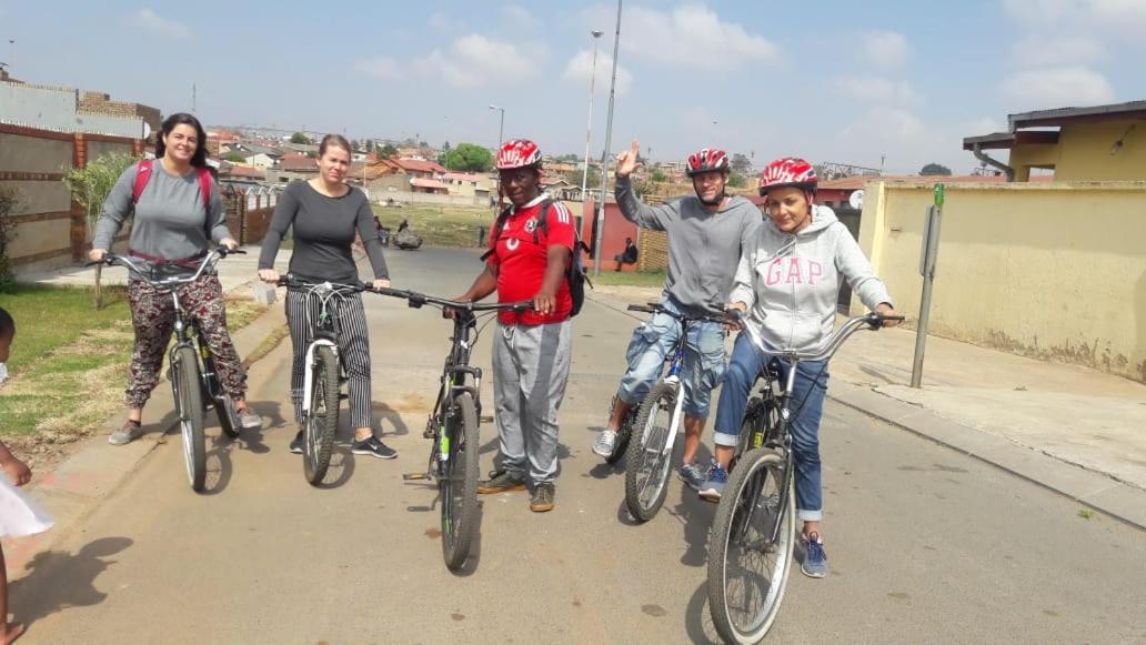 Хостел Authentic Bicycle Tours And Backpackers Совето Екстер'єр фото