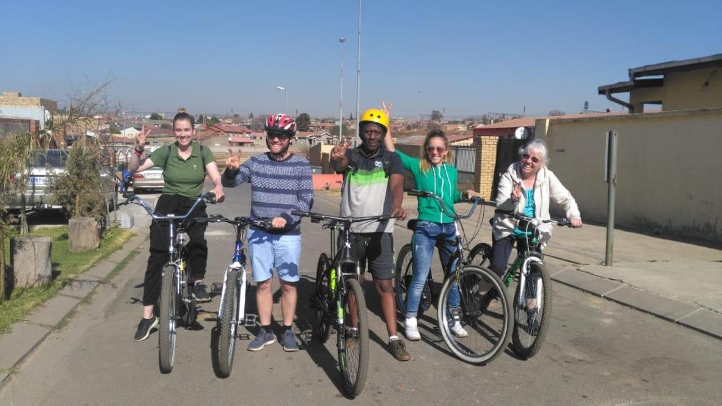 Хостел Authentic Bicycle Tours And Backpackers Совето Екстер'єр фото