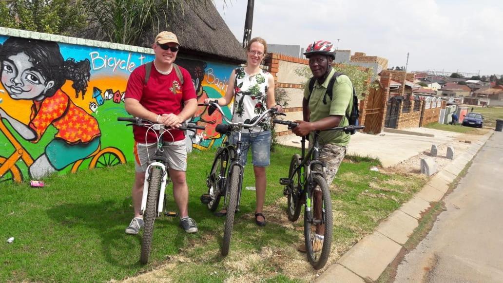 Хостел Authentic Bicycle Tours And Backpackers Совето Екстер'єр фото