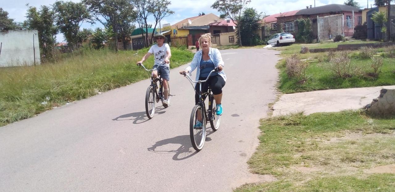 Хостел Authentic Bicycle Tours And Backpackers Совето Екстер'єр фото