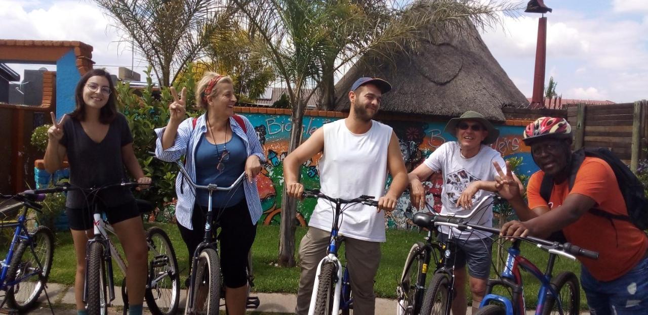 Хостел Authentic Bicycle Tours And Backpackers Совето Екстер'єр фото