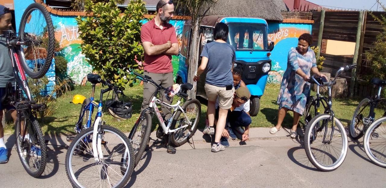 Хостел Authentic Bicycle Tours And Backpackers Совето Екстер'єр фото