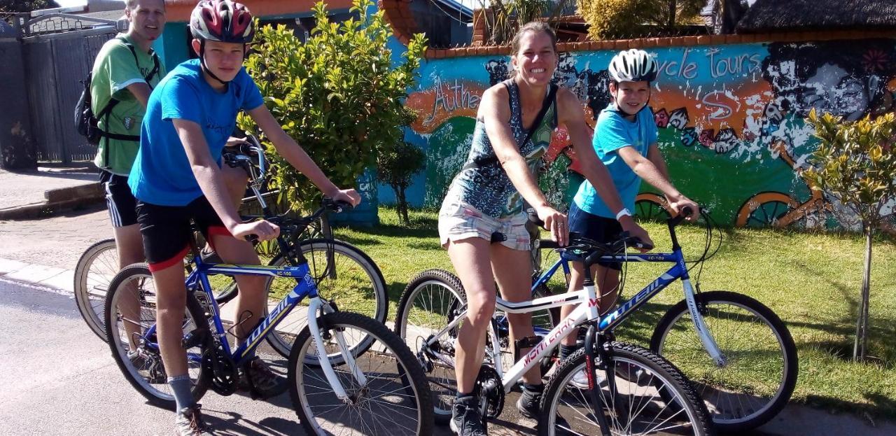Хостел Authentic Bicycle Tours And Backpackers Совето Екстер'єр фото