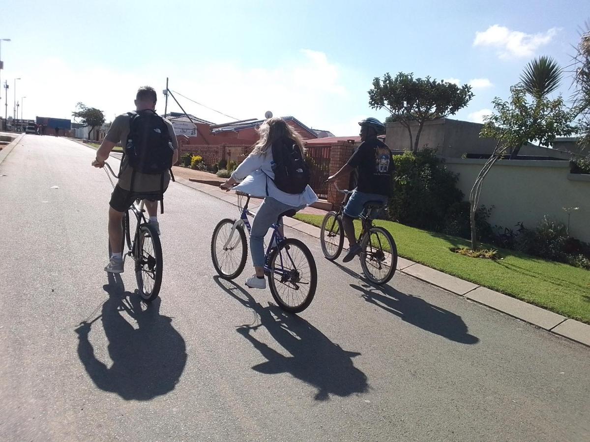 Хостел Authentic Bicycle Tours And Backpackers Совето Екстер'єр фото