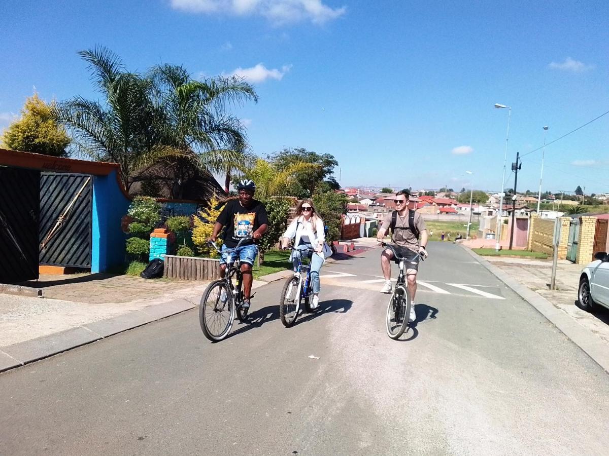 Хостел Authentic Bicycle Tours And Backpackers Совето Екстер'єр фото