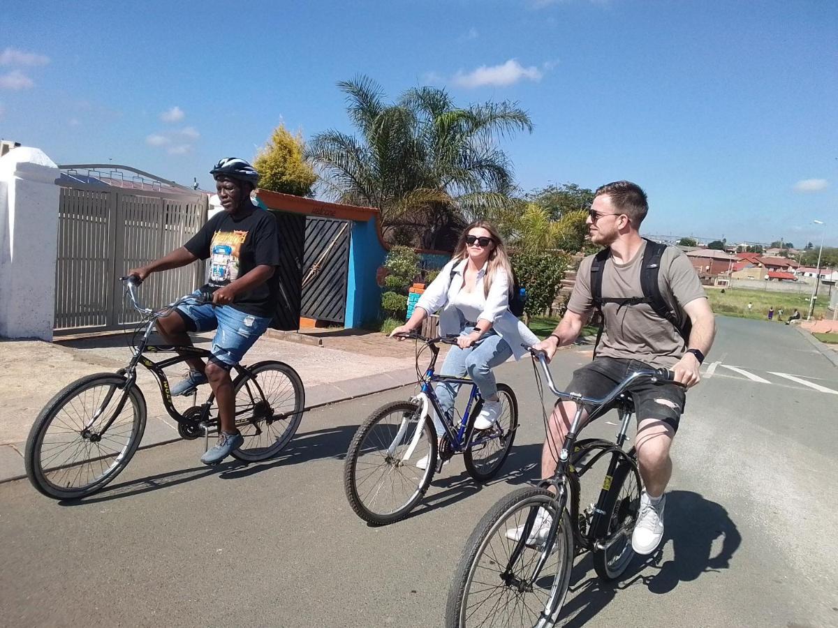Хостел Authentic Bicycle Tours And Backpackers Совето Екстер'єр фото