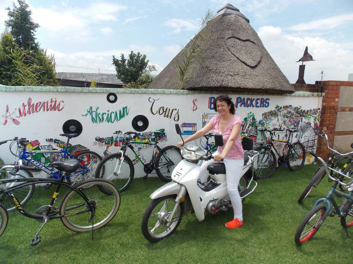 Хостел Authentic Bicycle Tours And Backpackers Совето Екстер'єр фото
