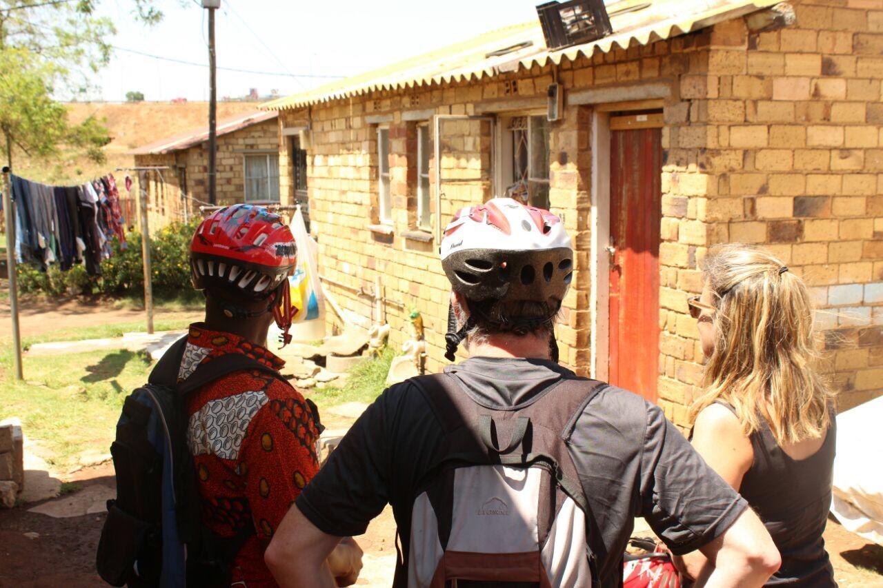 Хостел Authentic Bicycle Tours And Backpackers Совето Екстер'єр фото