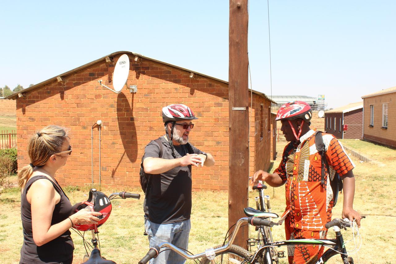 Хостел Authentic Bicycle Tours And Backpackers Совето Екстер'єр фото