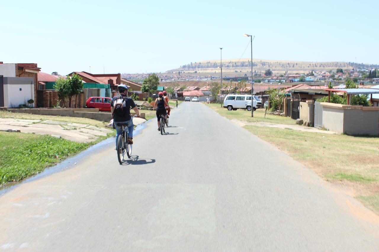 Хостел Authentic Bicycle Tours And Backpackers Совето Екстер'єр фото