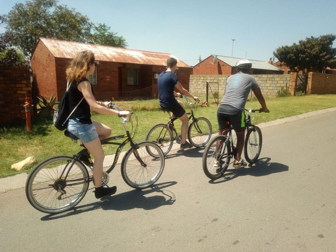 Хостел Authentic Bicycle Tours And Backpackers Совето Екстер'єр фото